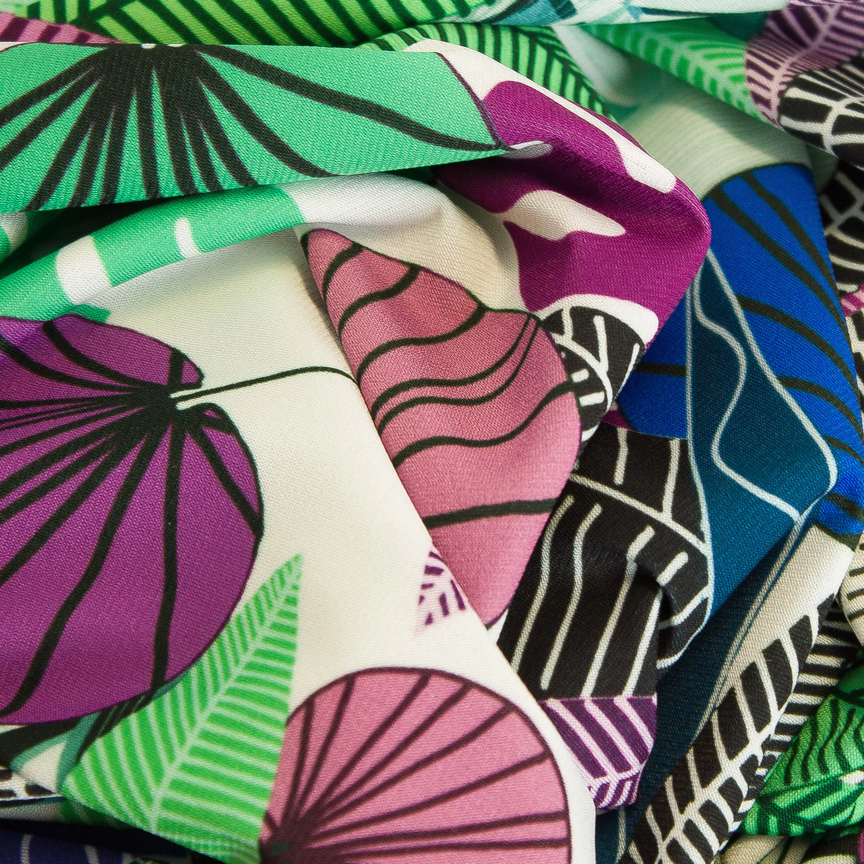 Polyester elastisch wit met blauwe, paarse, groen en roze bladeren